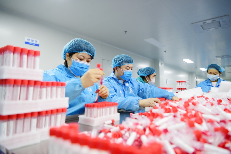 企业节前生产忙 固防线保质保量——直击医疗器械生产基地热火朝天的春节保障
